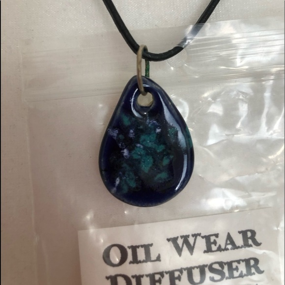 Beautiful Oil Diffusing Neckace - Picture 1 of 4